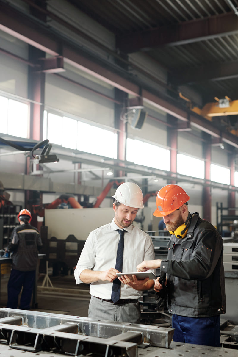 Arbeiter in Industriehalle